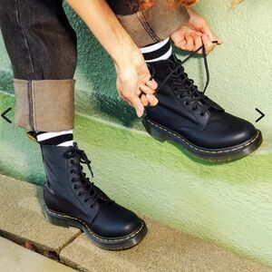 1460 WOMEN'S VIRGINIA LEATHER BOOTS